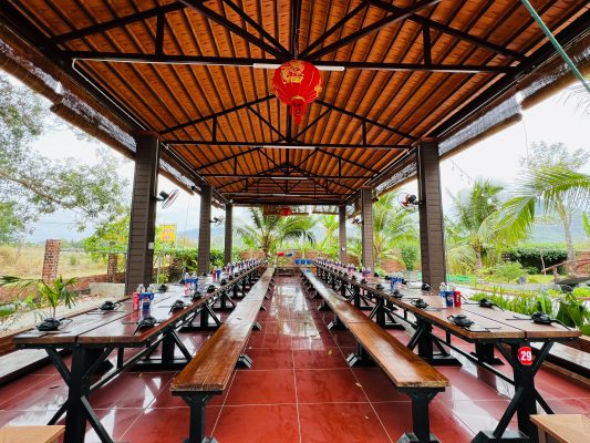 Không gian ăn uống mộc mạc, bình dị và thoáng mát