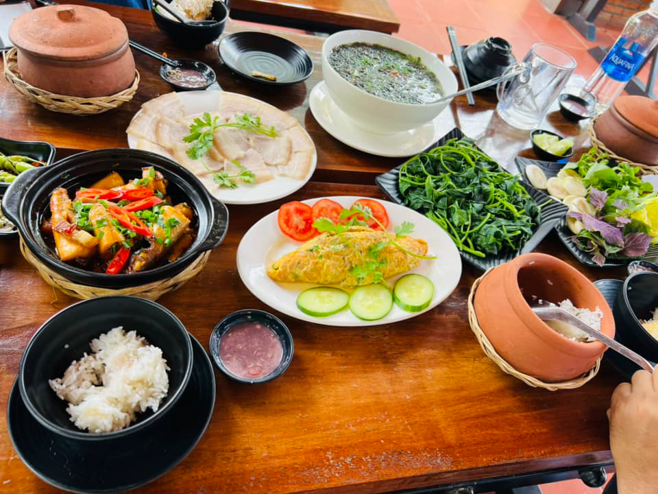 Trương Yến Garden, nhà hàng LaGi nổi tiếng với cơm niêu đậm đà và hải sản tươi sống Thực đơn cơm niêu phong phú, phù hợp đủ mọi nhu cầu của thực khách