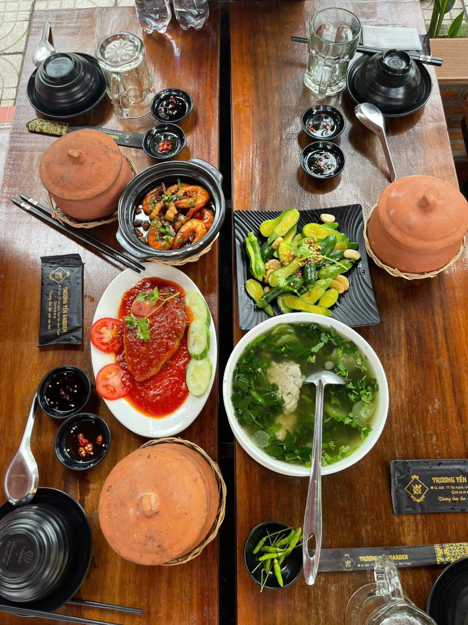 Trương Yến Garden, nhà hàng LaGi nổi tiếng với cơm niêu đậm đà và hải sản tươi sống Một bàn cơm niêu chuẩn vị và thực đơn phong phú