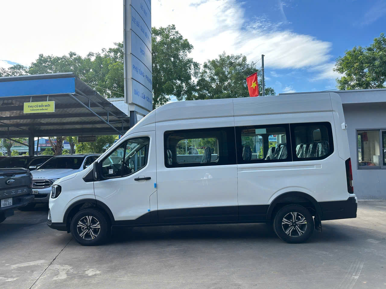 Xe 16 chỗ đời mới, vận hành êm ái, nội thất mới.