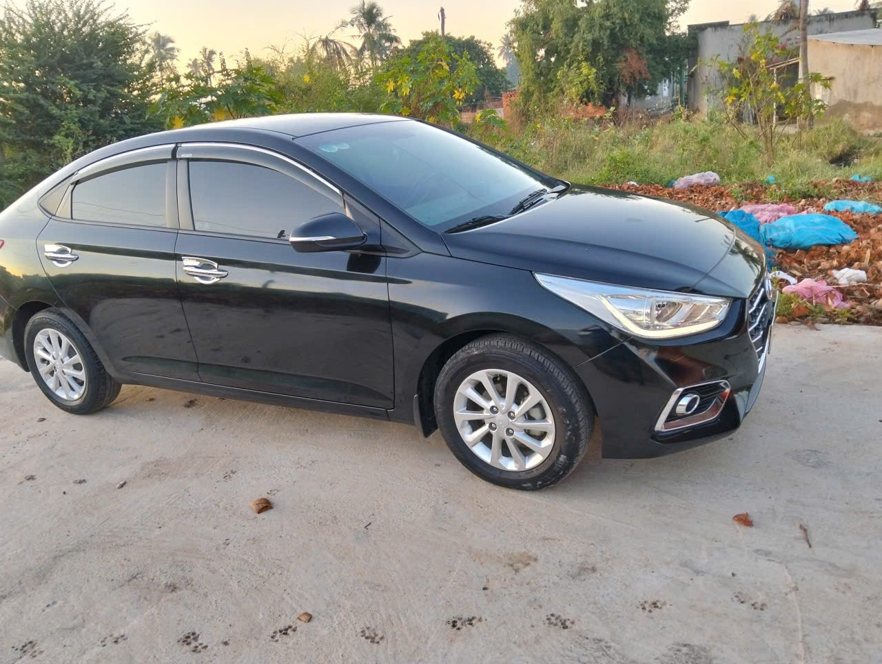 Xe Accent chạy êm ái, nội thất mới, tài xế chuyên nghiệp.