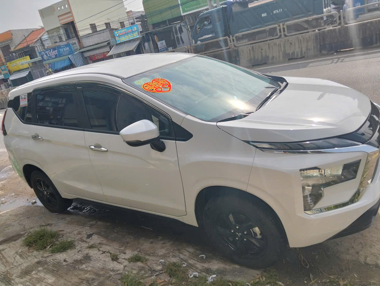 Xe 7 chỗ đời mới, vận hành êm ái.