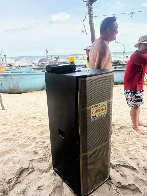 Phục vụ loa kéo ở Bãi Biển Cam Bình